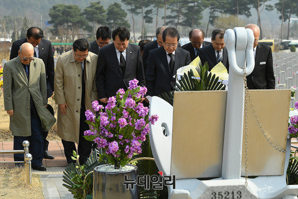 ▲ 자유한국당 소속으로 대선 경선에 출마한 홍준표 경남도지사. 그는 지난 23일 대전 유성구에 있는 현충원을 방문해 천안함 장병 묘역을 참배했다. ⓒ뉴데일리 정상윤 기자