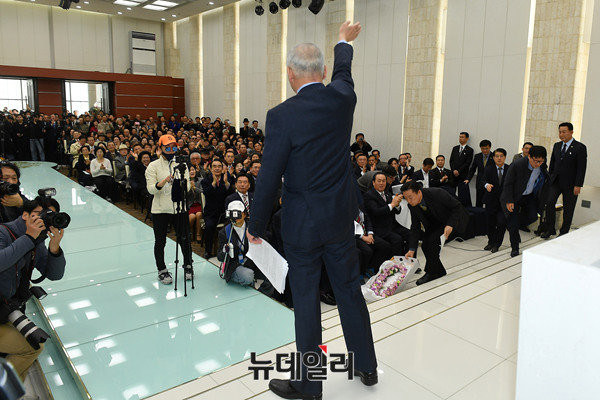 ▲ 대선 출마 선언식에서 지지자들에게 손을 흔드는 남재준 예비후보.ⓒ뉴데일리 정상윤 기자