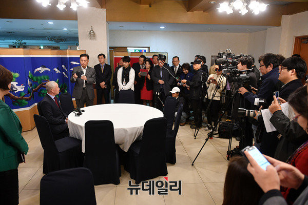 ▲ 대선 출정식 뒤 기자들과 질의응답을 갖는 남재준 예비후보. 그는 대선 레이스를 완주할 것이라고 강조했다. ⓒ뉴데일리 정상윤 기자