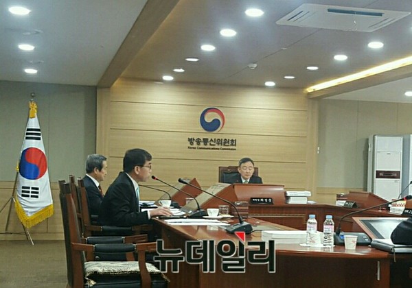 24일 오전 방송통신위원회 4층 회의실에서 종편 3사 재승인 의결이 진행되고 있다.ⓒ뉴데일리 임혜진 기자