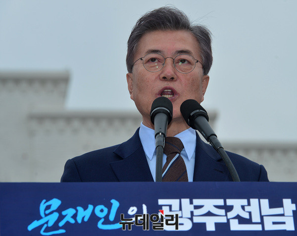 ▲ 문재인 전 더불어민주당 대표가 20일 오전 광주 동구 5.18민주광장에서 열린 '문재인의 광주·전남 비전기자회견'에 참석해 질문에 답하고 있다.ⓒ뉴데일리 공준표 기자