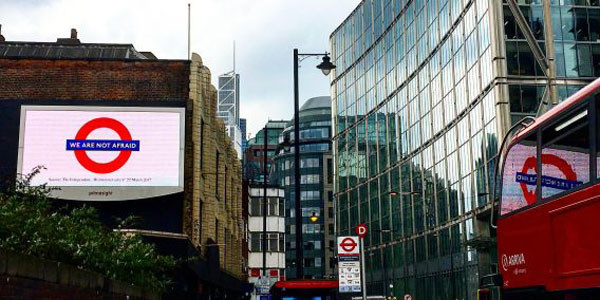 ▲ 테레사 메이 英총리가 의회에서 "우리는 두렵지 않다"고 말한 뒤 이 구호는 영국 전체로 퍼지고 있다고 한다. ⓒ英더탭 관련보도 화면캡쳐