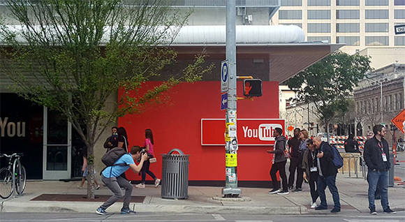 ▲ 2017년부터 구글, 삼성 등 대형 글로벌 브랜드가 빠졌지만 여전히 수많은 기업들이 오스틴 시내 이곳저곳에서 홍보관을 설치했다. 사진은 유튜브 홍보관 모습ⓒ뉴데일리경제