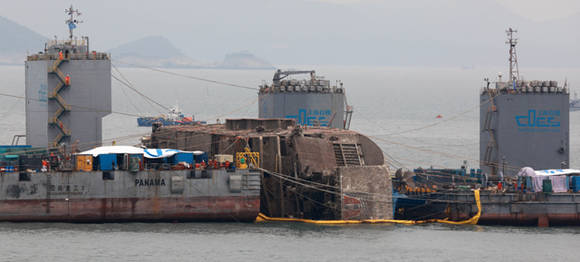 ▲ 수면 위로 떠오른 세월호.ⓒ공동취재단