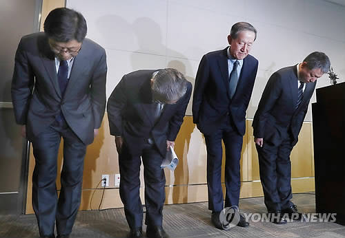 ▲ 허창수 전경련 회장(오른쪽 두 번째)이 24일 서울 영등포구 여의도동 전경련회관에서 대국민 사과를 하고 있다ⓒ연합뉴스