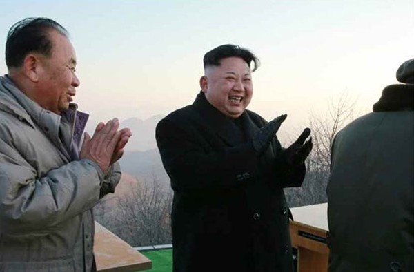 ▲ 사진은 화성포병부대 탄도 로켓 발사훈련에 김정은이 참관했다는 지난 7일 북한 노동당 기관지 '노동신문' 보도 일부.ⓒ北선전매체 홈페이지 캡쳐