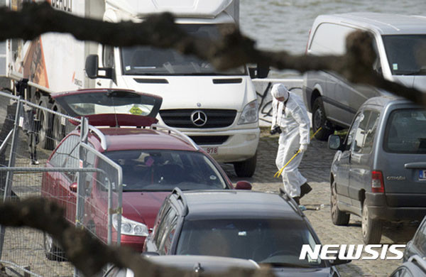 ▲ 지난 22일(현지시간) 벨기에 엔트워프市 마이어 가에서 일어난 테러 미수에 사용된 차량을 검사하는 벨기에 경찰 CSI팀. ⓒ뉴시스. 무단전재 및 재배포 금지.