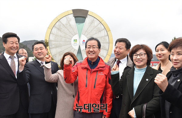 ▲ 자유한국당의 대권주자인 홍준표 경남도지사가 25일 강원도 강릉 정동진의 밀레니엄 모래시계를 찾아, 지지자들과 함께 사회정의를 바로세울 것을 다짐하고 있다. ⓒ강릉(강원)=뉴데일리 이종현 기자