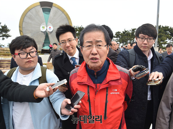 ▲ 자유한국당의 대권주자인 홍준표 경남도지사가 25일 강원도 강릉 정동진의 밀레니엄 모래시계를 둘러본 직후 현장을 떠나면서 취재진의 질문에 답하고 있다. 이 자리에서 홍준표 지사는 박연차 게이트에서 당시 청와대 비서실장이었던 더불어민주당 문재인 전 대표가 맡은 역할이 무엇이었는지 밝혀지지 않은 것은 사회정의에 반한다고 생각해 이곳을 찾았다고 설명했다. ⓒ강릉(강원)=뉴데일리 이종현 기자