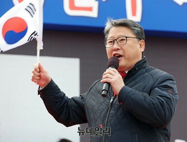 ▲ 25일 오후 2시 서울 중구 대한문 앞에서 열린 '제3차 탄핵무효국민저항총궐기' 태극기집회에 참석한 자유한국당 조원진 의원ⓒ뉴데일리 이기륭 기자