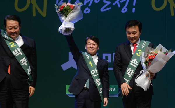 ▲ 국민의당 대선주자인 박주선-안철수-손학규 후보(왼쪽부터)가 25일 광주 김대중컨벤션센터에서 열린 광주·전남·제주권역 제19대 대통령선거후보자 선출 완전국민경선행사에서 지지자들을 향해 인사하고 있다. ⓒ뉴시스 사진DB