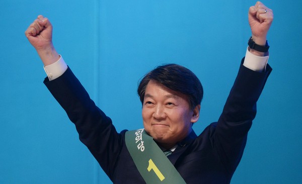 ▲ 국민의당 대선주자인 안철수 후보가 25일 광주 김대중컨벤션센터에서 열린 광주·전남·제주권역 제19대 대통령선거후보자 선출 완전국민경선행사에서 연설 중 지지자들을 향해 두손을 들고 있다.ⓒ뉴시스 사진DB