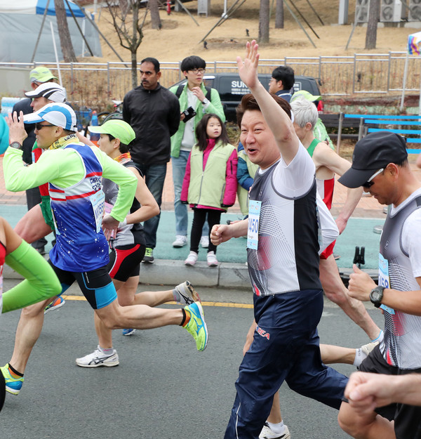 ▲ 권영진 대구시장이 25일 오전 ‘2017대구세계마스터즈실내육상경기대회’ 하프마라톤에 직접 도전했다.ⓒ대구시 제공