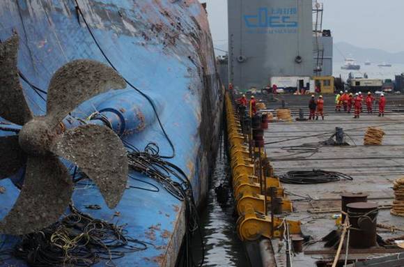 ▲ 잭킹바지선과 세월호를 연결한 와이어를 제거하는 작업.ⓒ공동취재단