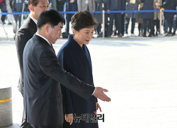 박근혜 전 대통령이 검찰에 출석하는 모습. 그는 박정희 전 대통령으로 인해 청와대 생활을 어렸을때부터 시작했다. ⓒ뉴데일리 정상윤 기자