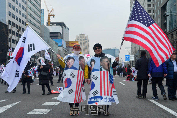 ▲ 태극기집회에 참가한 시민들이 태극기와 성조기를 나란히 든 모습. ⓒ 뉴데일리DB