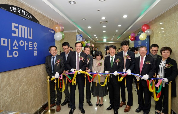 ▲ 세명대 이용걸 총장, 재단 관계자 등이 민송아트홀 개관 축하 테이프를 절단하고 있다.ⓒ세명대