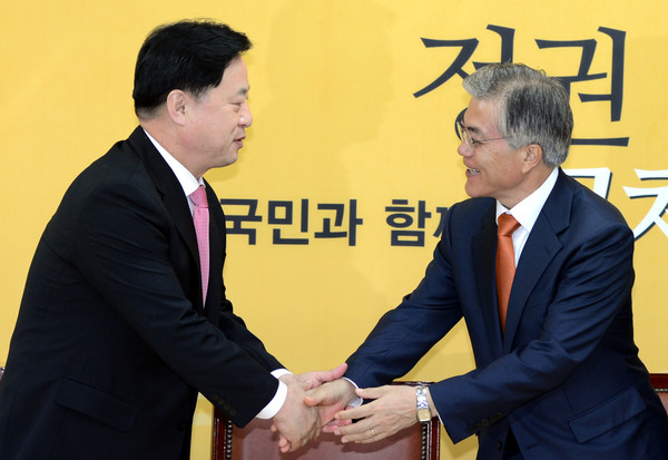 2012년 당시 경쟁관계를 구축했던 김두관 민주당 의원(좌)과 문재인 민주당 전 대표(우). ⓒ뉴시스