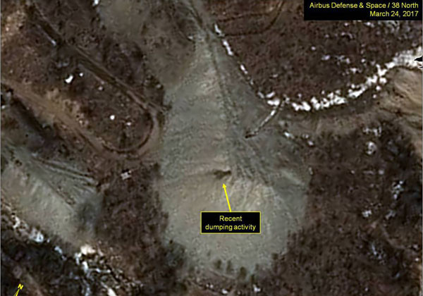 ▲ 풍계리 핵실험장에 쌓여 있는 모래 등의 물질. 핵실험용 콘크리트 자재로 추정된다. ⓒ38노스 관련보도 화면캡쳐