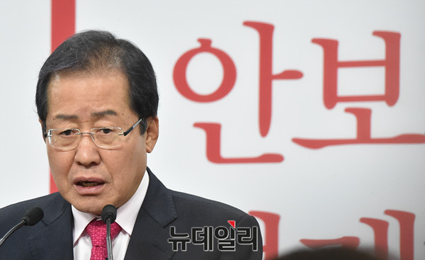 ▲ 홍준표 경남도지사가 26일 오전 서울 여의도 당사에서 미국의 전술핵탄두를 재배치하고 이를 공유하는 협정 체결의 추진을 골자로 하는 국방정책 공약을 발표하고 있다. ⓒ뉴데일리 이종현 기자