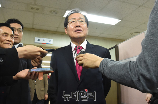 ▲ 자유한국당 홍준표 경남도지사가 26일 오후 서울 마포구선거관리위원회에서 경선 현장투표를 마친 뒤, 기다리고 있던 취재진들의 질문에 답하고 있다. ⓒ뉴데일리 이종현 기자