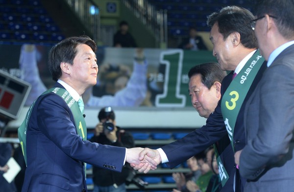 ▲ 국민의당 제19대 대통령선거후보자 선출 완전국민경선이 열린 26일 전북 전주실내체육관에서 안철수 전 대표가 손학규 전 민주당 대표와 악수하고 있다. ⓒ뉴시스 사진DB