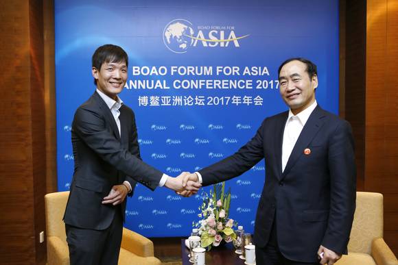 ▲ 한화그룹 김동원 상무(왼쪽)가 중국 텐진시 짜오하이샨 부시장(오른쪽)을 만나 텐진시 자유무역지대의 최근 투자환경 및 상호관심사에 대해 의견을 나눴다.ⓒ한화그룹