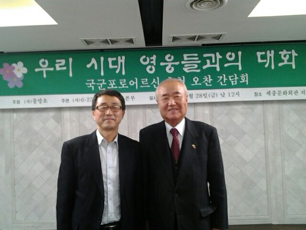 ▲ 1997년 3월 27일에 이뤄진 저의 간절한 소망, 대한민국 입국에 각별한 관심을 돌려주신 당시 권영해 안기부장입니다. 1937년 생으로 저의 부친과 동갑인데 개인적으로 존경하는 분이죠. 사진은 3년 전 모 단체 행사장에서 찍은 것입니다. [사진 = 림일 작가]