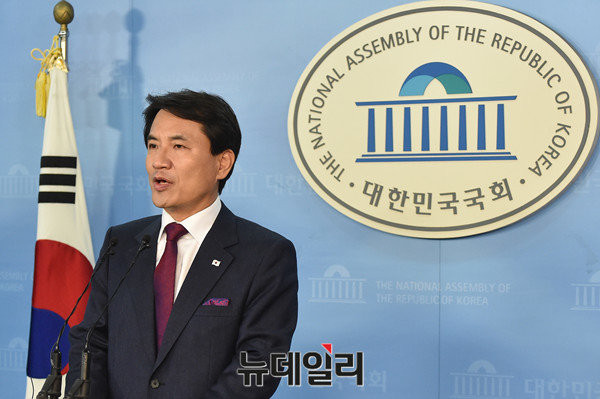 ▲ 자유한국당 대선 경선에 출마한 김진태 후보가 27일, 검찰의 박근혜 전 대통령 구속영장 청구 소식에 대해 "참담하다"며 입장을 밝혔다. ⓒ뉴데일리 이종현 기자