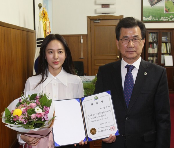 ▲ 이시종 충북도지사(오른쪽)가 배우 박주미에게 제천한방엑스포 홍보대사 위촉장을 전달하고 기념촬영을 하고 있다.ⓒ제천한방엑스포조직위