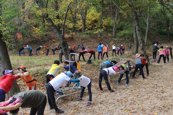 ▲ 걷기교실에 참여한 시민들이 짬짬이 체조로 몸풀기를 하고 있다.ⓒ제천시보건소