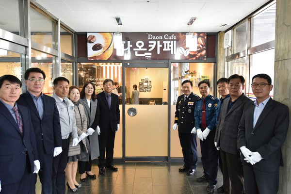 ▲ 이길상 서장과 문대식 경찰발전위원장 등이 경찰서 1층에 마련된 다온카페 개장식을 하고 있다.ⓒ충주경찰서