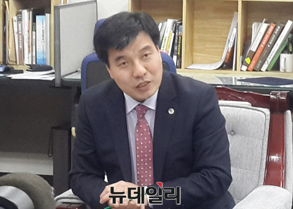 ▲ 충북도 허경재 균형건설국장이 27일 도청에서 서울~세종 고속도 청주경유를 청주시와 공동 건의하겠다고 밝혔다.ⓒ김종혁 기자