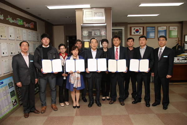 ▲ 보은군이 27일 대청산업 등 4개 기업과 MOU(투자양해각서)를 체결했다.ⓒ보은군