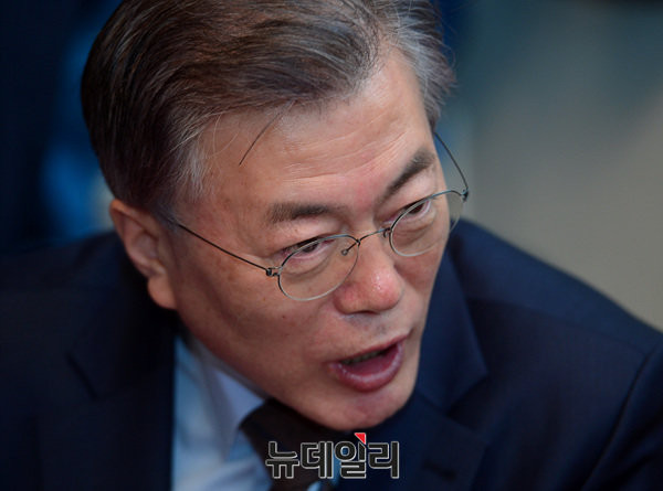 ▲ 야권의 유력 대권주자로 꼽히는 더불어민주당 문재인 전 대표. 최근 지난 2007년에 처음으로 제기됐던 아들 의혹이 다시 제기되는 모양새다. ⓒ뉴데일리 공준표 기자