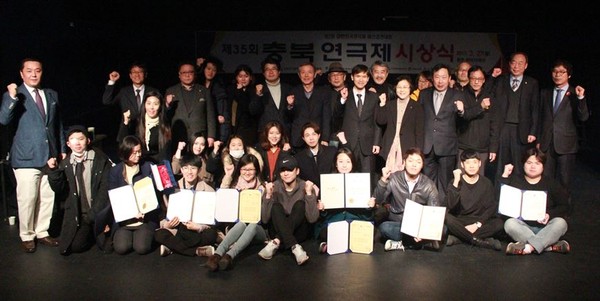 ▲ 27일 씨어터제이에서 열린 제35회 충북연극제 시상식에서 6개 극단 참가 배우들이 포즈를 취하고 있다.ⓒ충북연극협회