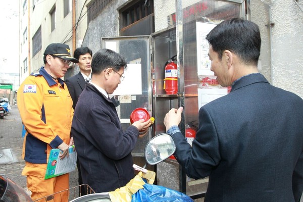▲ 이재관 대전시 행정부시장이 27일 역전시장에서 화재 장비 등을 살펴보고 있다.ⓒ대전시