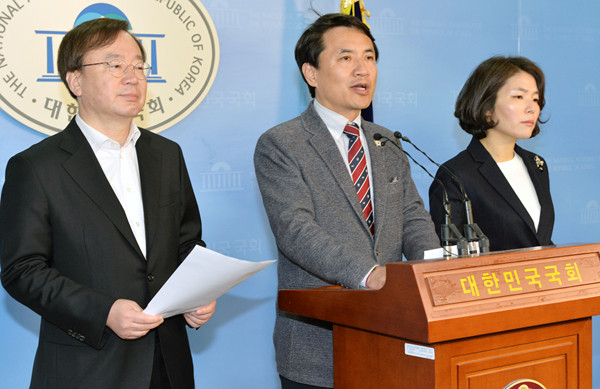 ▲ 자유한국당 강효상 의원(왼쪽). ⓒ뉴시스 DB