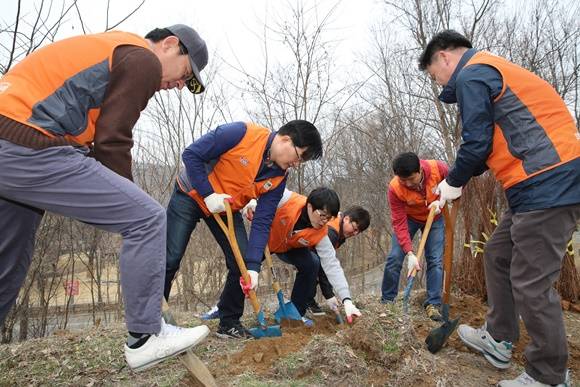 ▲ 호반건설 임직원 봉사단 '호반사랑나눔이'가 지난 25일 경기 과천시 서울대공원에서 화단 가꾸기 봉사활동을 실시하고 있다. ⓒ호반건설