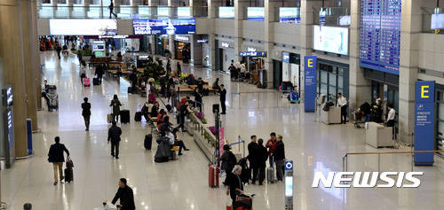 ▲ 중국인 관광객이 대거 감소하면서 한산한 모습을 보이고 있는 인천국제공항 도착장 모습. ⓒ뉴시스