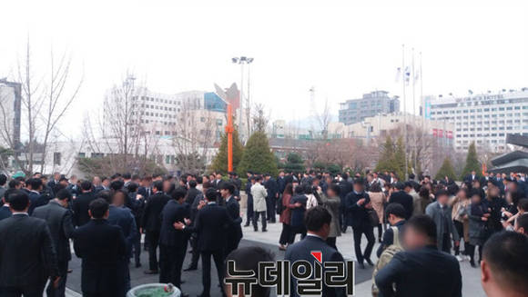 ▲ 대우건설 직원들은 시공사 결과 발표 직후 기쁨을 나눴다.ⓒ뉴데일리