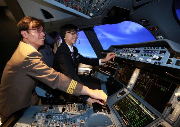 ▲ 아시아나항공은 오늘 4월 차세대 항공기 A350 도입을 앞두고 항공 분야 전문가를 꿈꾸는 초·중등학생 4명을 초청해 시뮬레이터 체험을 실시했다고 27일 밝혔다.ⓒ아시아나항공