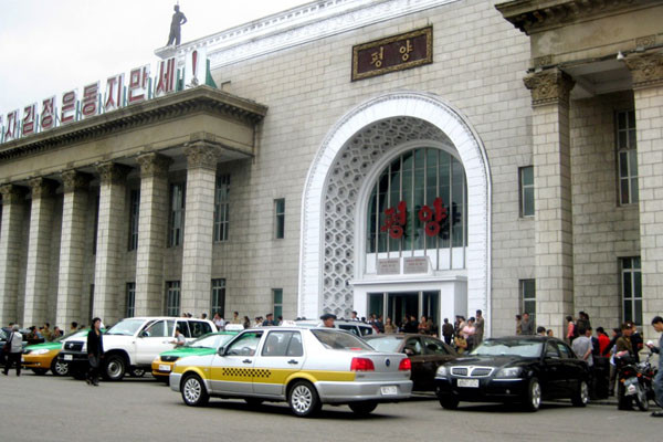 ▲ 평양역 앞에서 손님을 기다리는 택시들. 2013년 10월에 촬영된 사진이라고 한다. ⓒ뉴시스. 무단전재 및 재배포 금지.