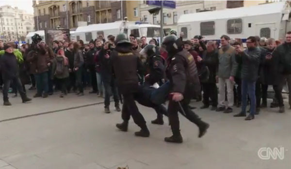 ▲ 지난 26일(현지시간) 러시아 전역에서 '반부패 시위'가 열렸고, 이들 가운데 수백여 명이 러시아 경찰에 체포됐다고 주요 외신들이 보도했다. ⓒ美CNN 관련보도 화면캡쳐