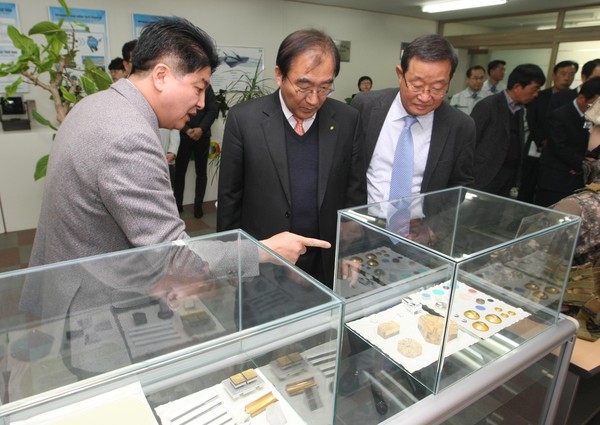 ▲ 이승훈 충북 청주시장이 28일 오창산단의 (주)그린광학을 방문해 생산 제품을 둘러보고 있다.ⓒ청주시