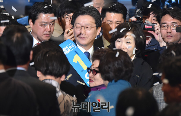 바른정당 유승민 의원이 28일 오후 서울 올림픽공원 올림픽홀에서 열린 후보자 선출대회에서 대선 후보로 선출된 직후 동료 의원과 지지자들의 축하를 받고 있다. ⓒ뉴데일리 이종현 기자