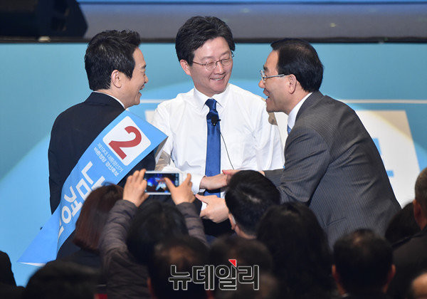 ▲ 28일 서울 올림픽공원 올림픽홀에서 열린 바른정당 후보자 선출대회에서 대선 후보로 선출된 유승민 의원(사진 가운데)과 경쟁 상대였던 남경필 경기도지사(왼쪽), 주호영 대표권한대행. ⓒ뉴데일리 이종현 기자