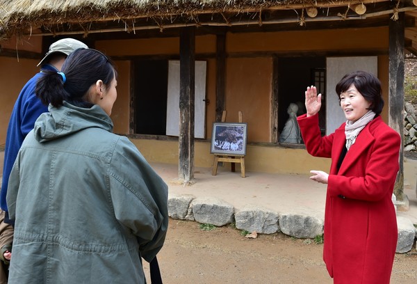 ▲ 제천 권경애 수화통역 문화관광해설사(오른쪽)가 청풍문화재단지를 방문한 청각장애인에게 수화로 관광해설을 하고 있다.ⓒ제천시
