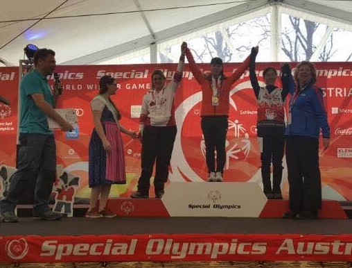 ▲ 제천청암학교 백경옥 선수(가운데)가 스페셜올림픽에서 금메달을 목에 걸고 기뻐하고 있다.ⓒ제천청암학교