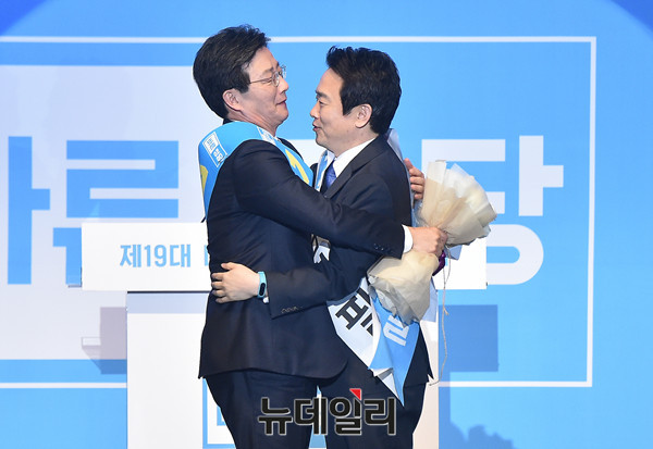 ▲ 바른정당 유승민 의원이 28일 서울 올림픽공원 올림픽홀에서 열린 후보자 선출대회에서 대선 후보로 선출된 직후, 경선 상대였던 남경필 경기도지사와 끌어안고 있다. ⓒ뉴데일리 이종현 기자
